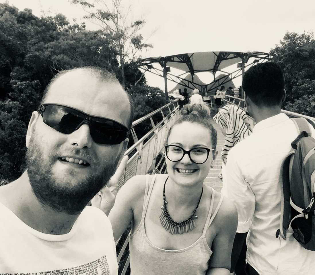 Ancsi és Mico szelfije egy kilátóhídon